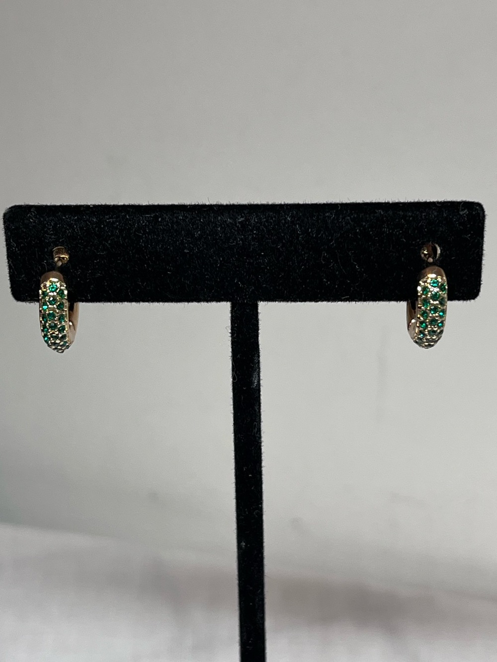 Vintage Gold Huggie Earrings with Green Crystals
Like new
Strong clasp